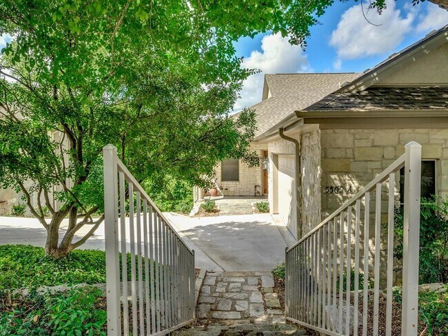 Building Photo - 5509 Oakwood Cove