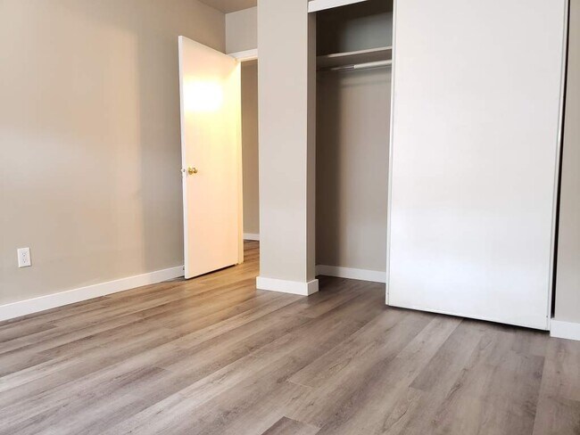 Building Photo - Flores Manor Apartments