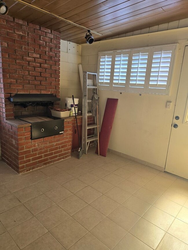 Building Photo - Rental in Anaheim