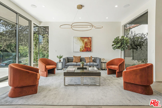 Building Photo - 318 S Medio Dr