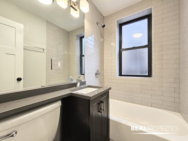 Building Photo - 429 W Belden Ave