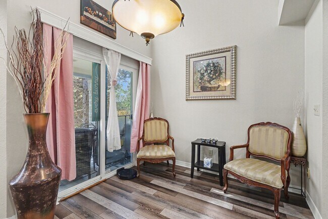 Foto del edificio - Updated 2 bed 2.5 bath End Unit Townhome in Lochmoor!