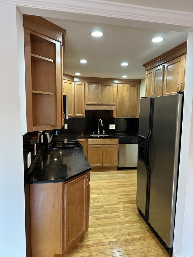 Marble counter tops, under cabinets lights, recess lights - 3 Brook Rd