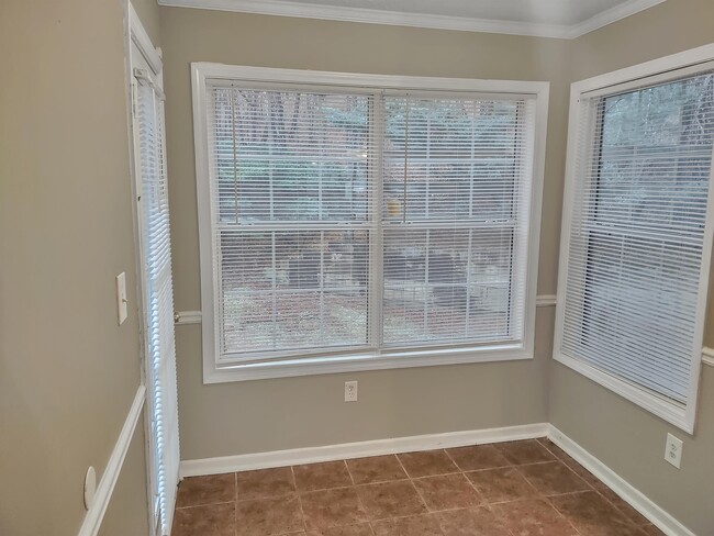 Foto del edificio - 7037 Ravenwood Ln
