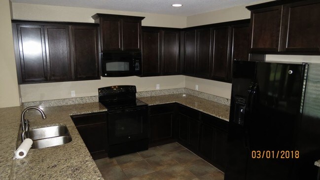 Building Photo - 4/2 Pool Home Ready NOW in Bella Pointe