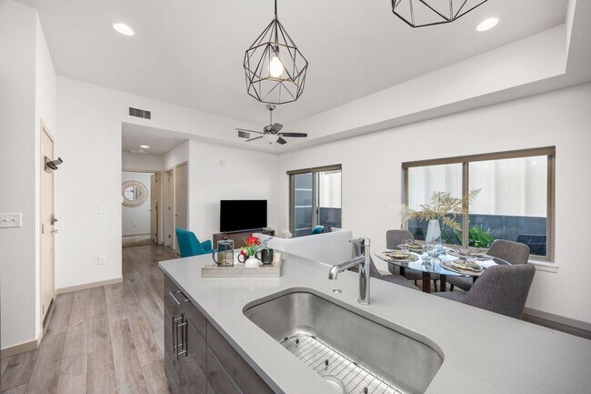 Foto del edificio - 2 Bed 2 Bath Condo With Mountain Views In Recently Developed Steel Yards Neighborhood.