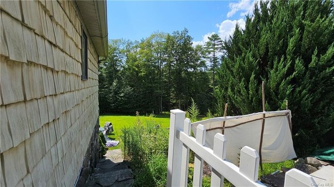 Building Photo - 18 Lake Ridge Rd