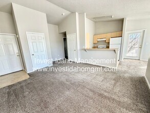 Building Photo - 214 N Avenger Ln