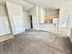 Building Photo - 214 N Avenger Ln