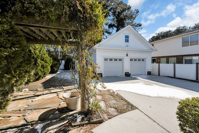 Foto del edificio - Beautiful Coastal Home for Rent – Ocean View / 17th Bay, Norfolk