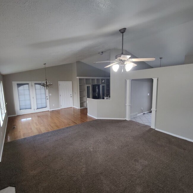Building Photo - 3 Bed/2 Bath House (Upstairs) For Rent in ...