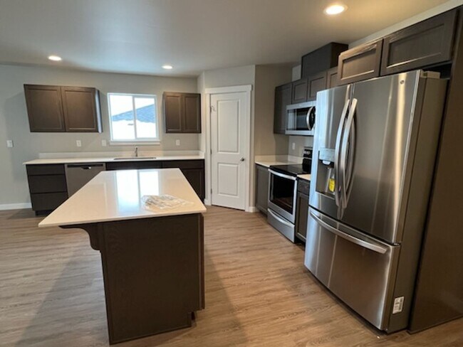 Foto del edificio - Luxury 3 bedroom, 2 bath home with double garage!