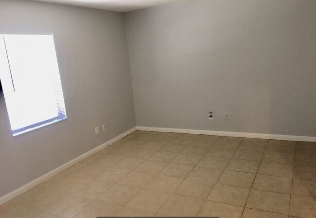 Foto del edificio - 9101 W Hillsborough Ave