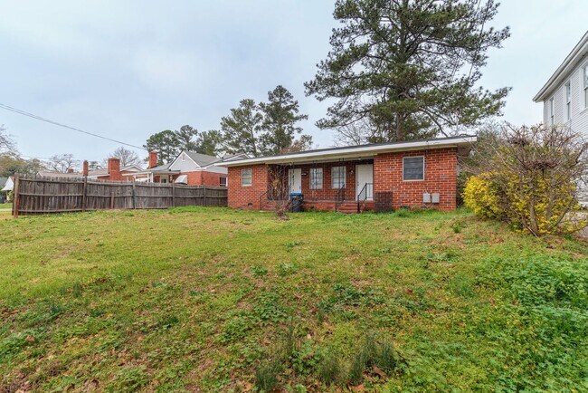 Building Photo - $910 - 2 bed/1 bath duplex for rent off Wa...