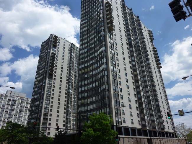 Building Photo - 5701 N Sheridan Rd