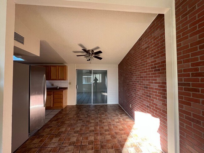 Foto del edificio - 3 bedroom 1 bath home with yard and covere...