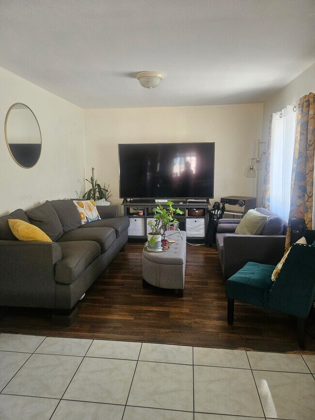 Building Photo - 714 S Record Ave