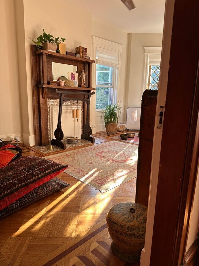 Foto del edificio - Renovated 3 Bedroom 2 Bathroom House Across From The Park