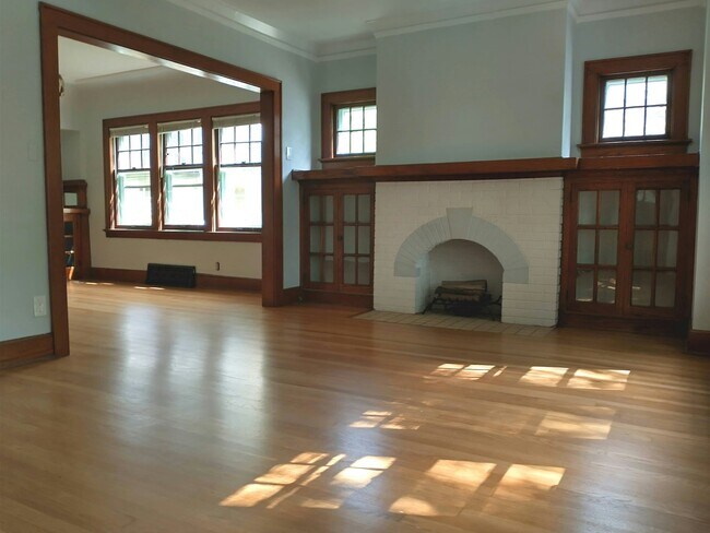 Foto del edificio - 3408-3410 North Bartlett Avenue, Unit Lower