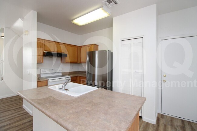 Foto del edificio - 5330 W Warner St