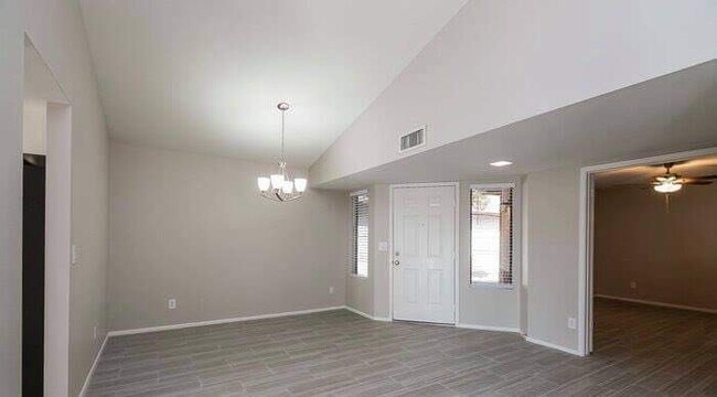 Building Photo - 6629 W Poinsettia Dr