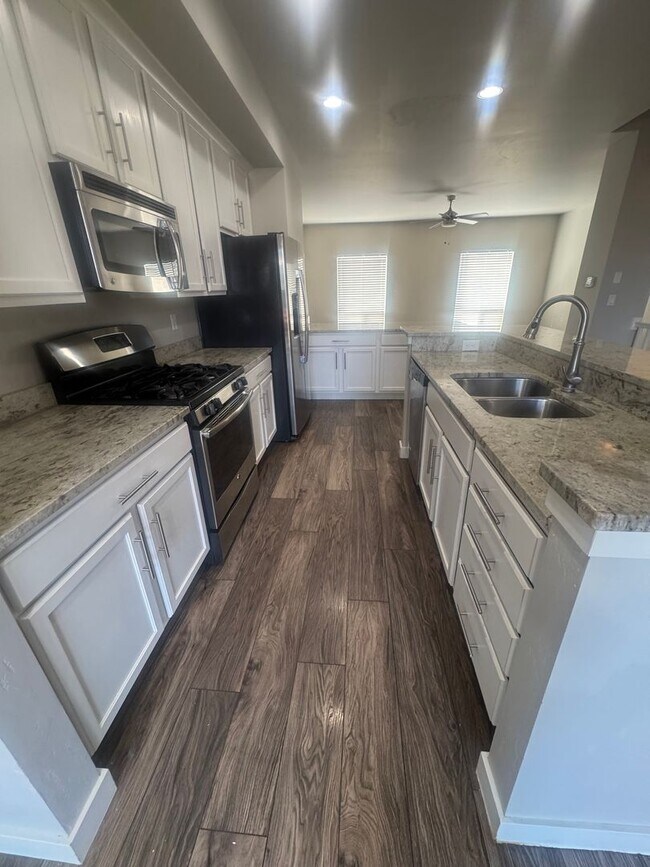 Building Photo - Incredible Herriman Townhome for rent!