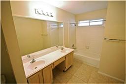 Building Photo - 15518 Town Green Dr