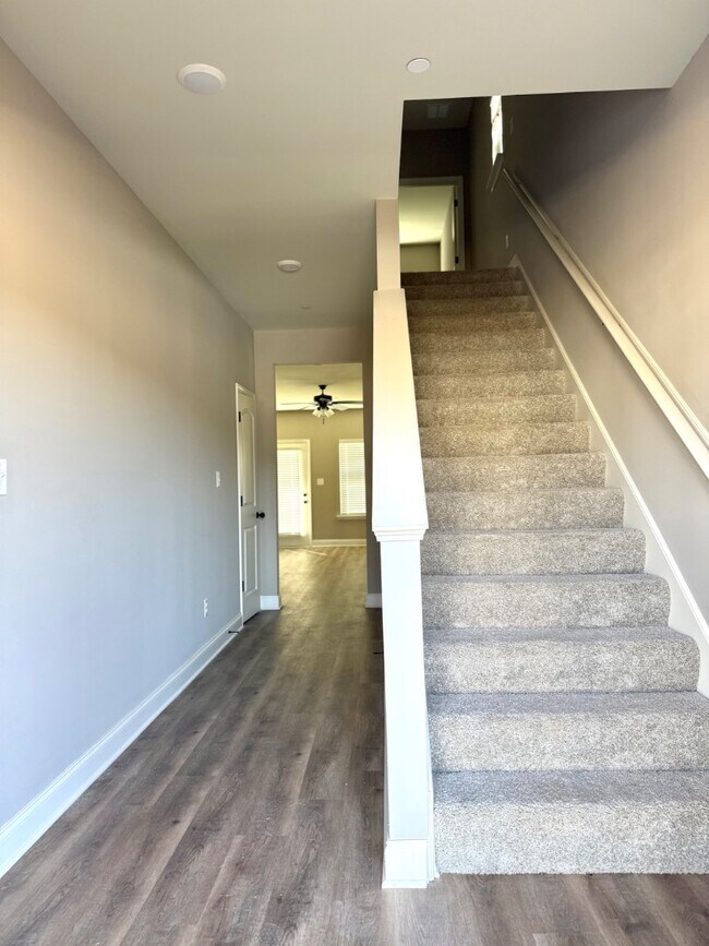 Building Photo - 4393 Ravenwood Park W