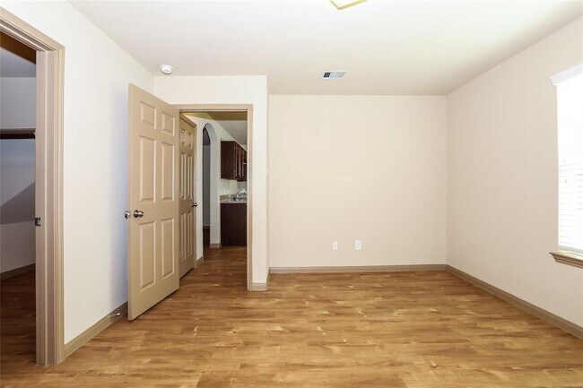 Building Photo - 5843 Kyle Cove Dr