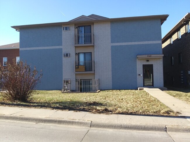 Building Photo - 633 S Dodge St