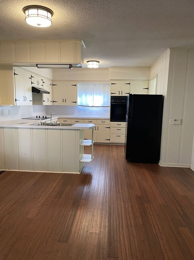 Building Photo - 2 bedroom 1.5 bath