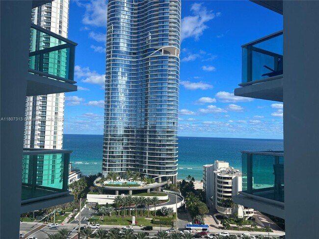 Foto del edificio - 100 Bayview Dr
