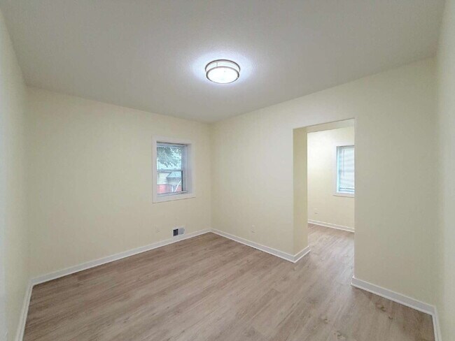 Building Photo - FULLY RENOVATED APARTMENT