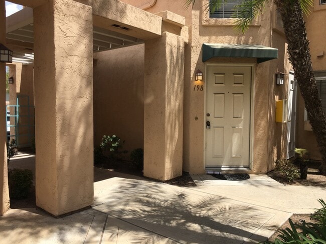 Foto del edificio - Two Bedroom Condo in Rancho San Diego!