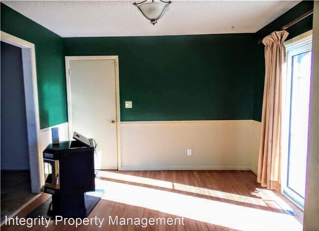 Building Photo - 3 br, 1.5 bath House - 1112 E. 10th St.