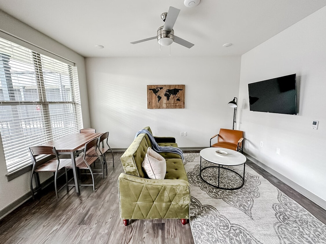 Foto principal - 111 E 4th St