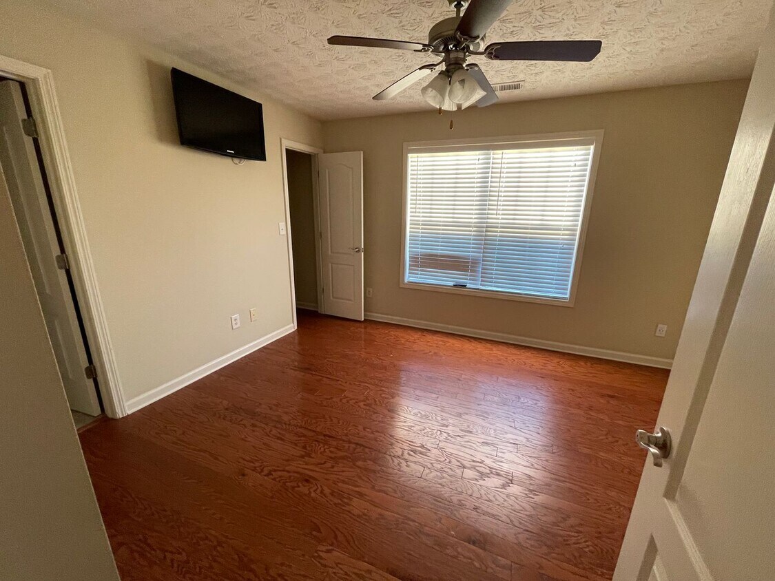 Primary Photo - 4 bedrm, 3 bath, garage, pool, tennis cour...