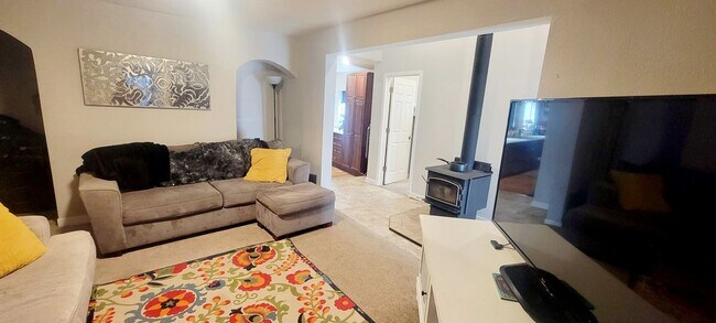 Foto del edificio - Pre-Lease Avail. 06/01 - Open & Bright, Updated Flooring, W/D Available