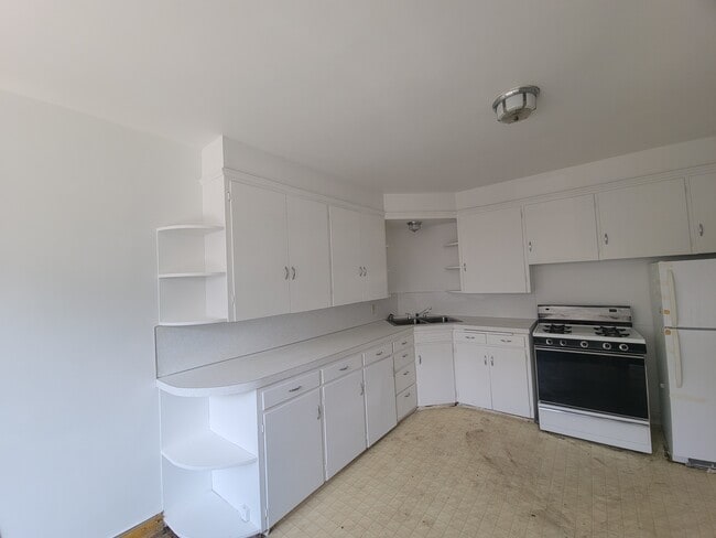 Building Photo - 3plex - Van Buren