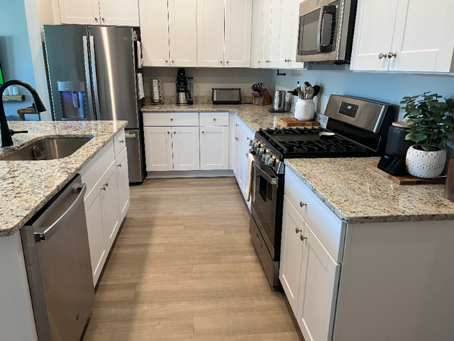 Building Photo - 8100 Forest Edge Dr