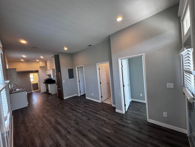 Building Photo - Three Bedroom Unit Available !