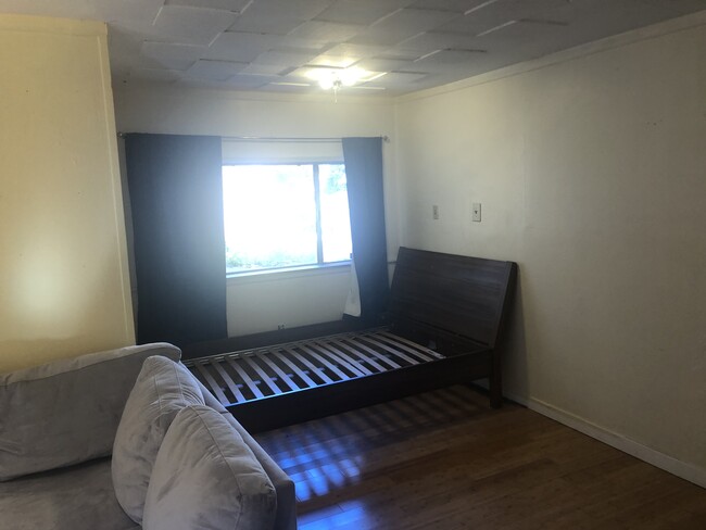 Room, Picture 2 - 6027 Ross St