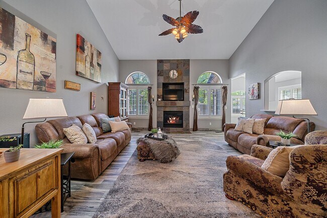 Foto del edificio - Charming 4 Bedroom 3 Bath Home With Large ...