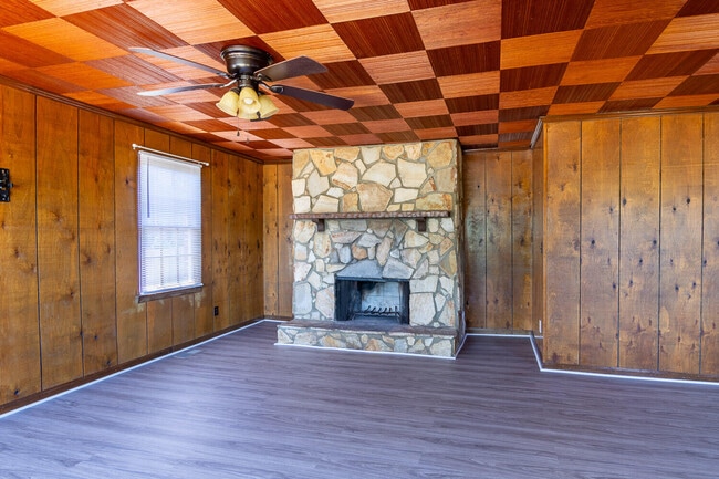 Building Photo - 1032 Bedford Dr