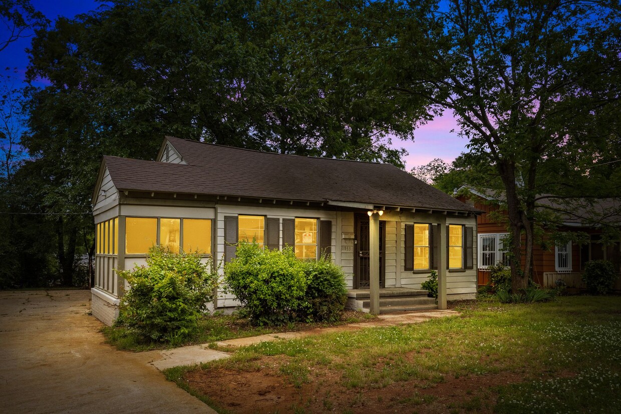 Foto principal - Stylish & Newly Renovated 4 Bedroom 2 Bath...