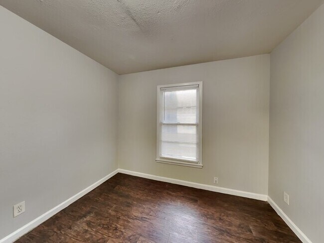 Building Photo - 1628 Canterbury Cir