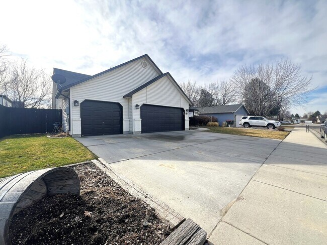 Building Photo - 2541 E Clarene Ct