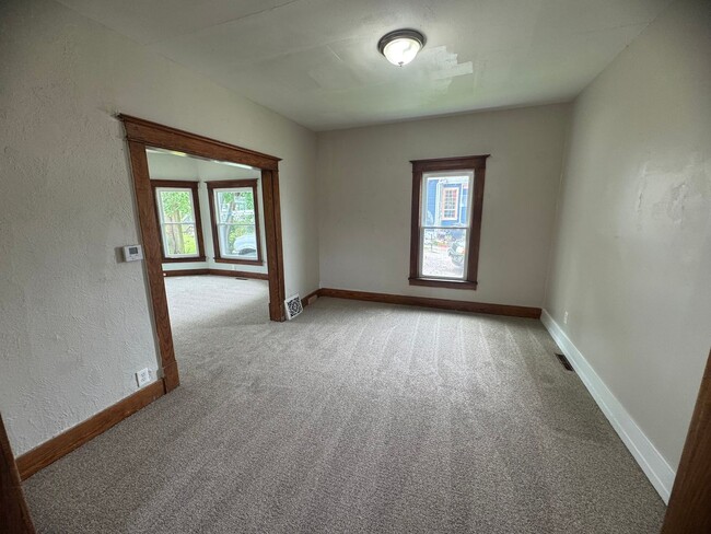 Building Photo - 2 bedroom 1 bath home in Moline