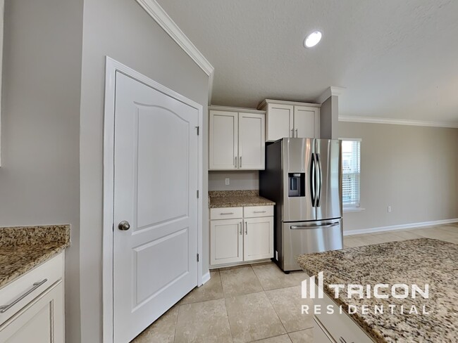 Foto del edificio - 414 Samara Lakes Pkwy