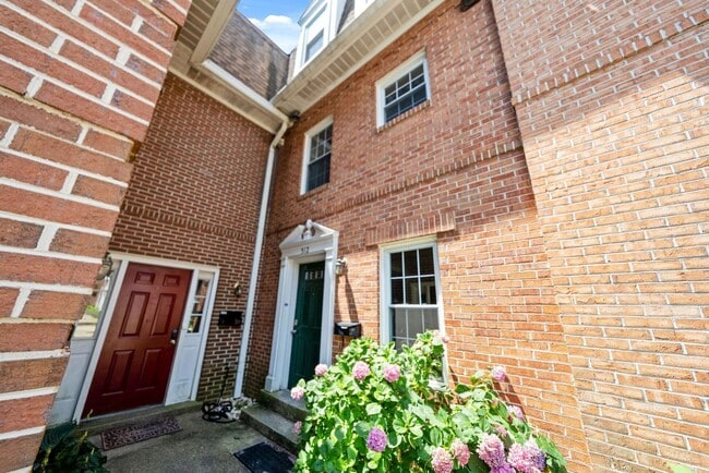 Building Photo - Updated // 3 Bedroom 2 Bathroom Condo // A...